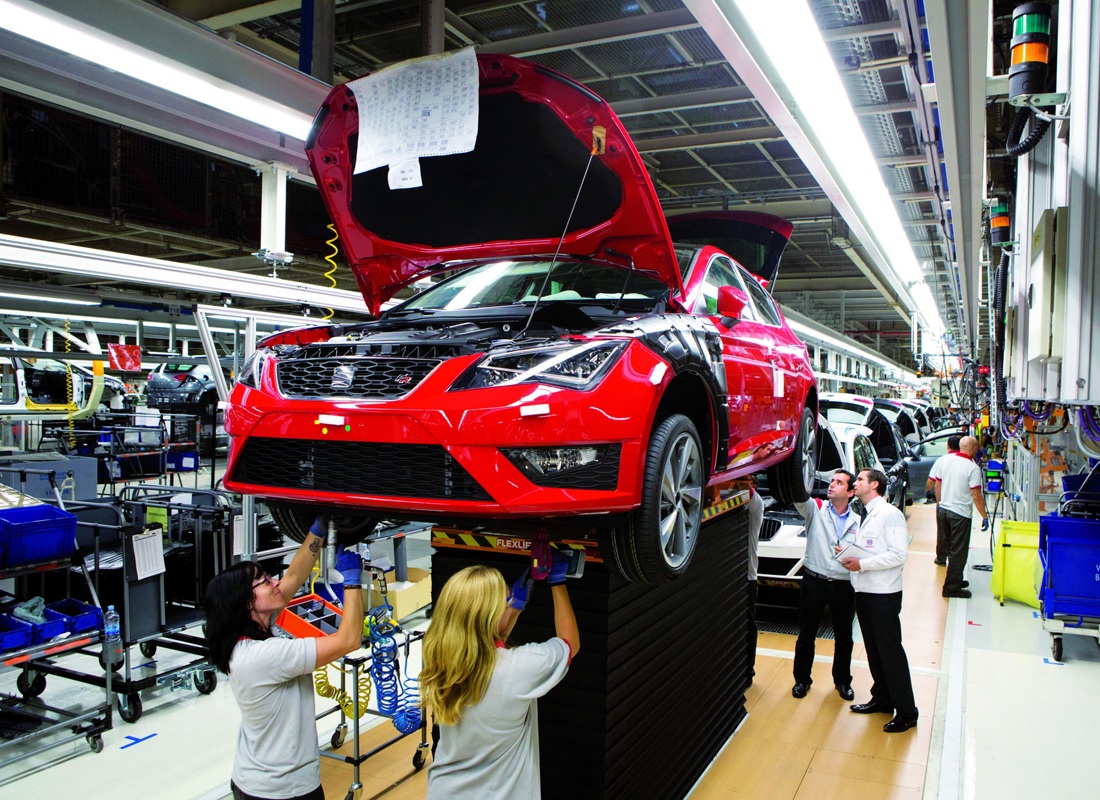 Automotive assembly line with overhead conveyor